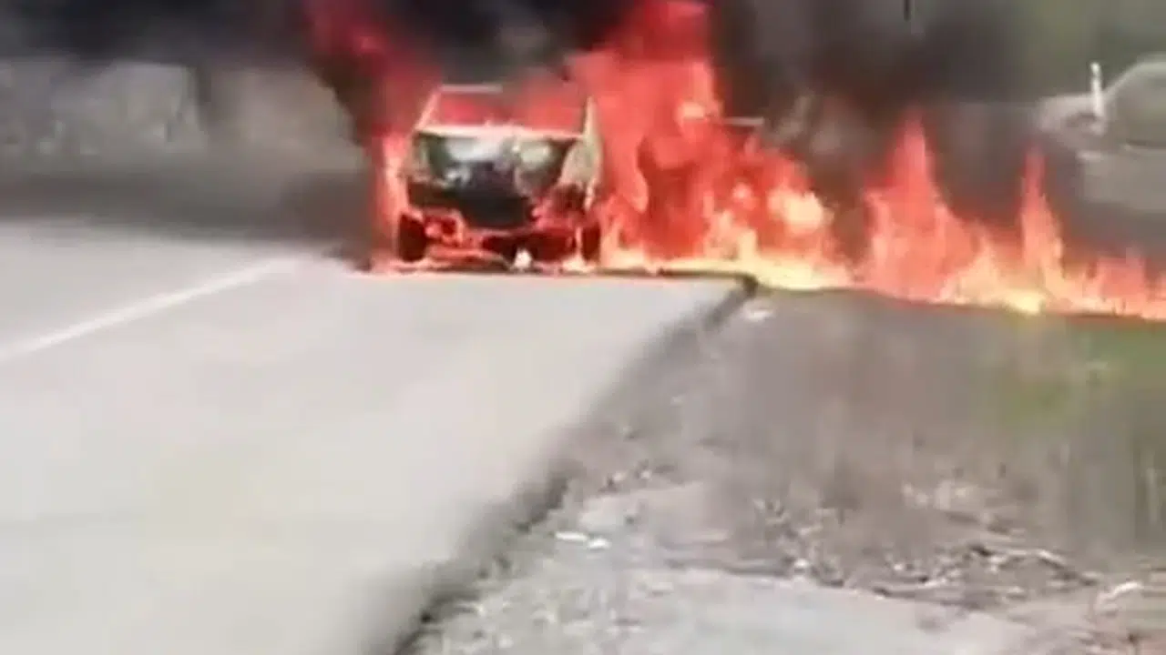 Kırklareli’nde korku dolu anlar: Seyir halindeki otomobil alevlere teslim oldu