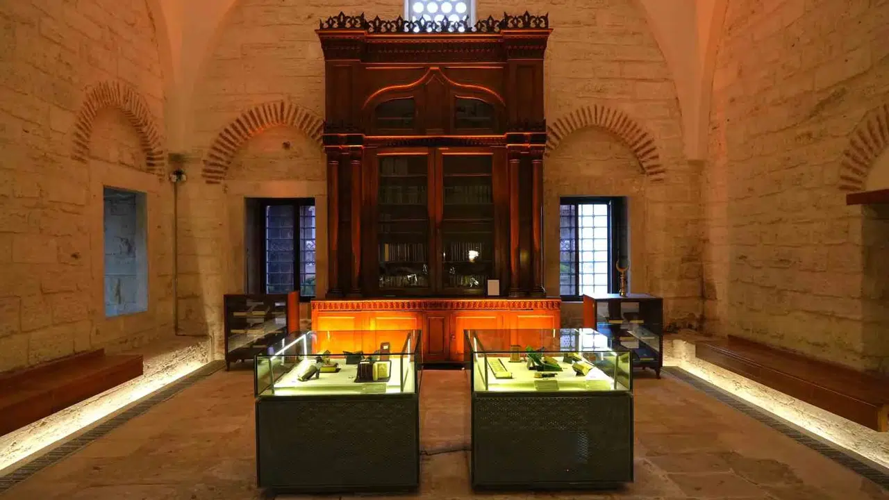 Sultan Abdülhamid’in el emeği 142 yıldır ayakta: Osmanlı’nın ilim mirası bu dolapta saklanıyor