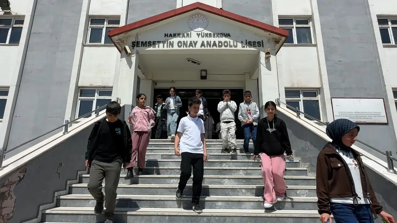 Yüksekova’da gelecek için ter döktüler: 4 bin öğrenci bursluluk sınavında buluştu