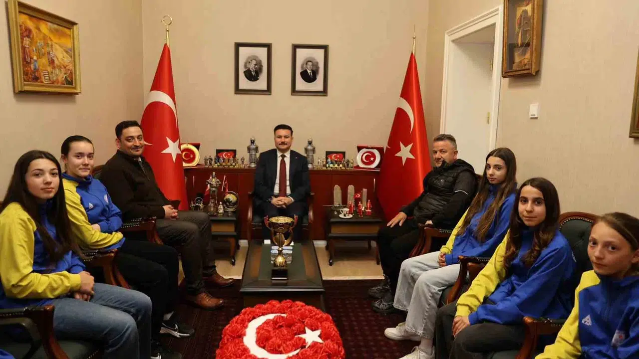 Gökçeada’nın altın kızları makamda: Şampiyon sporculara özel kabul