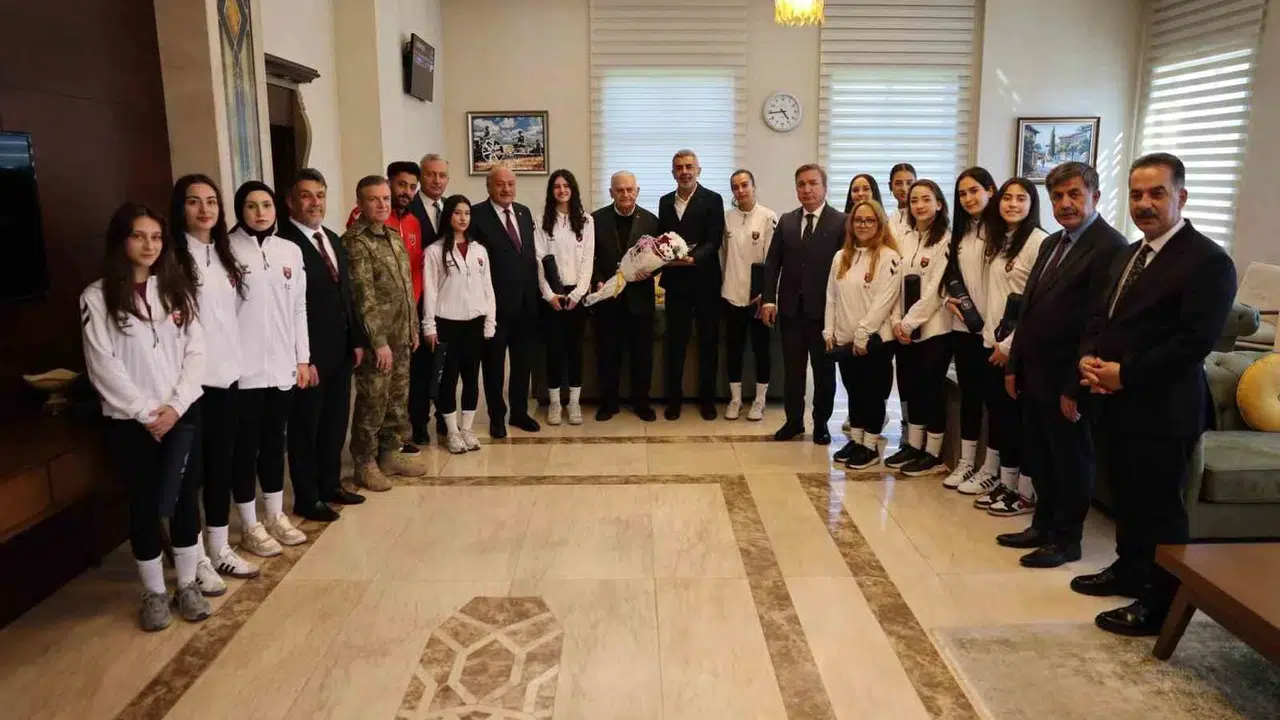 Erzincan’ın gururu oldular: Binali Yıldırım’dan şampiyonluk yolundaki genç voleybolculara tam destek