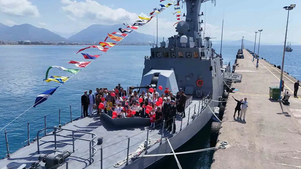 Alanya'da 23 Nisan coşkusu: TCG BORA kapılarını vatandaşlara açtı