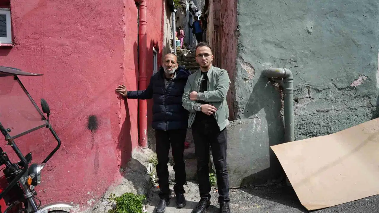 Kışın soğuğunda kapısız evde battaniyeye sarılıyordu: Poğaçacı Hakkı’nın iyilik eli 75 yaşındaki Orhan amcayı hayata döndürdü