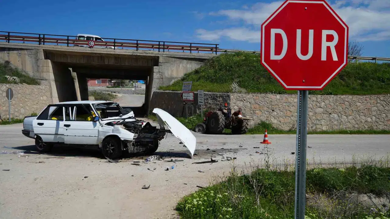 Kırıkkale'de ortalık savaş alanına döndü: Kavşakta feci kaza, 5 kişi hastanelik oldu