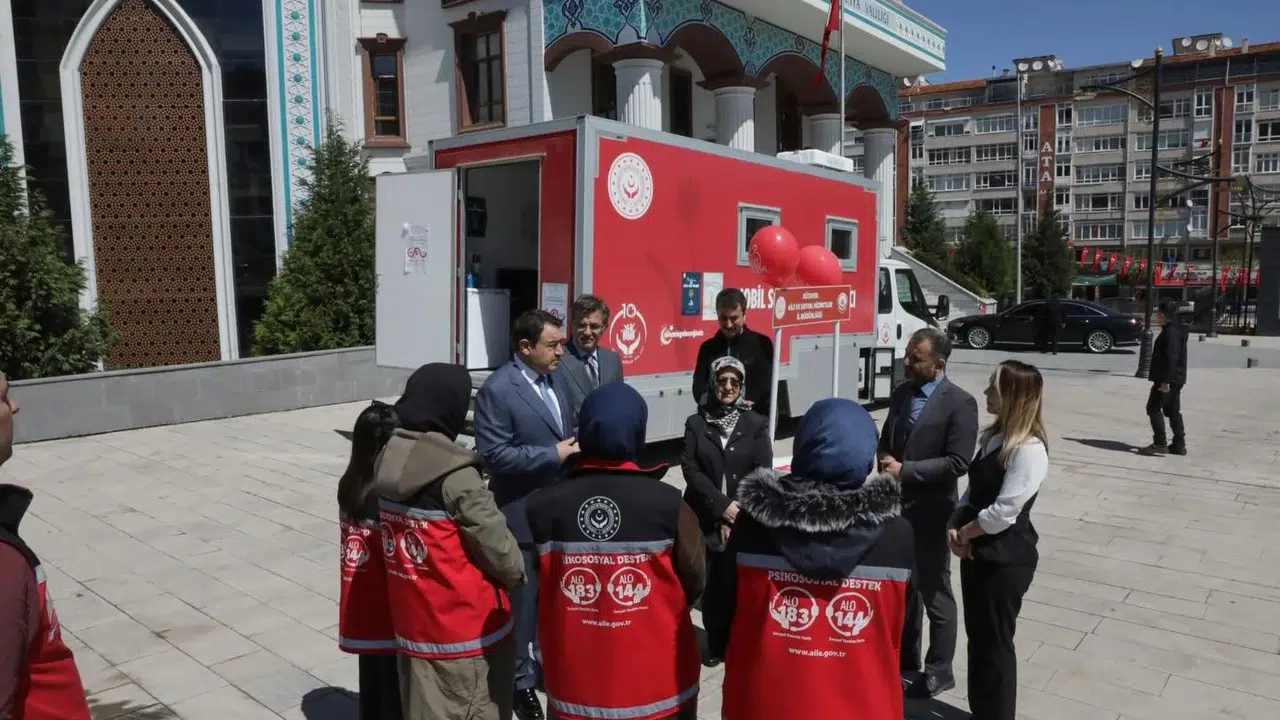 Kütahya'da sosyal hizmet kapıya geldi: Vali Işın'dan sahada aktif takip