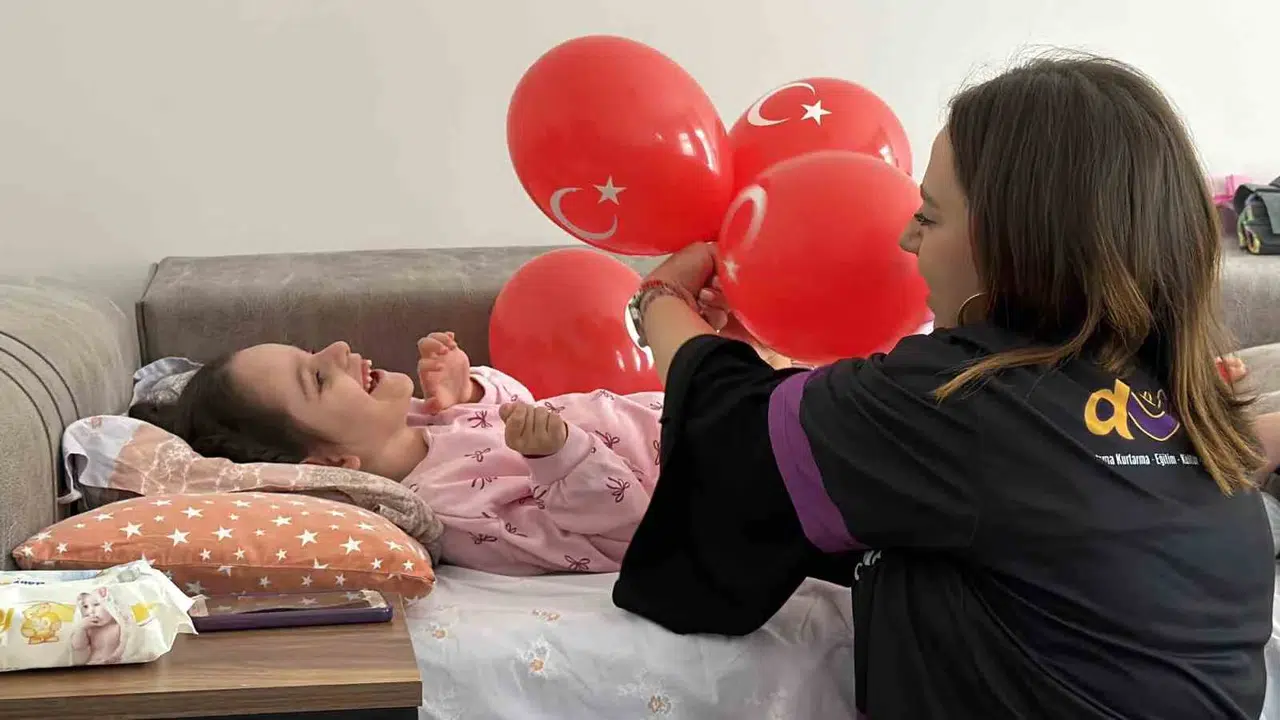 Bayram neşesini hastane odalarına taşıdılar: Minik…