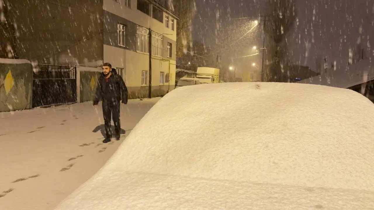 Baharın müjdecisi nisan ayında lapa lapa kar: Sarıkamış’ta mevsimler birbirine karıştı