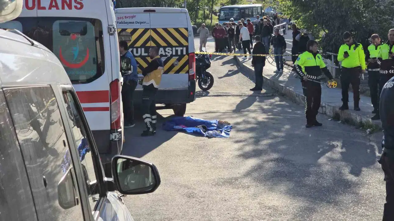 Annesinin elini bir anlık bıraktı, hayatının baharındaki Aybars servis aracının altında can verdi