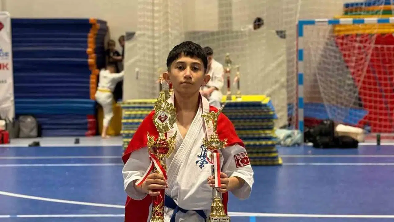 Düzce’nin gururu oldu: 12 yaşındaki Berat dünya ikinciliğini ülkesine getirdi