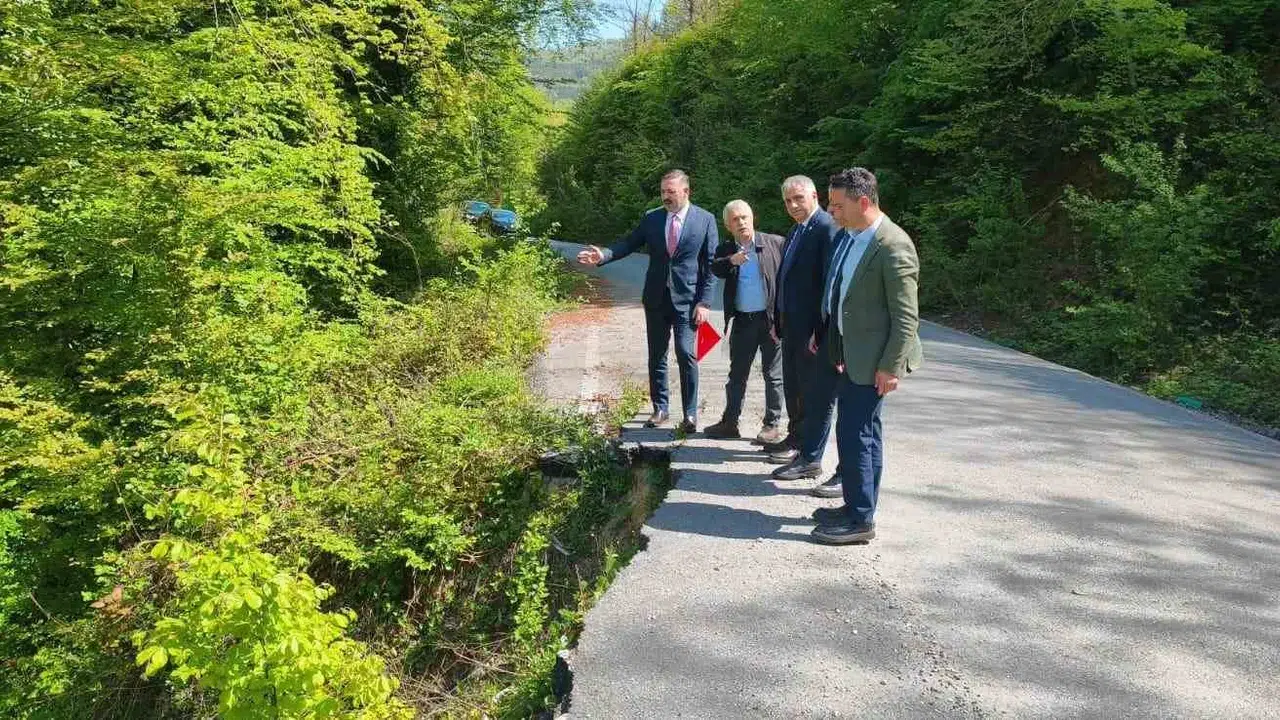 Zonguldak’ta toprak kayması alarmı: AK Parti heyeti Kardeşler Köyü’nde sahaya indi