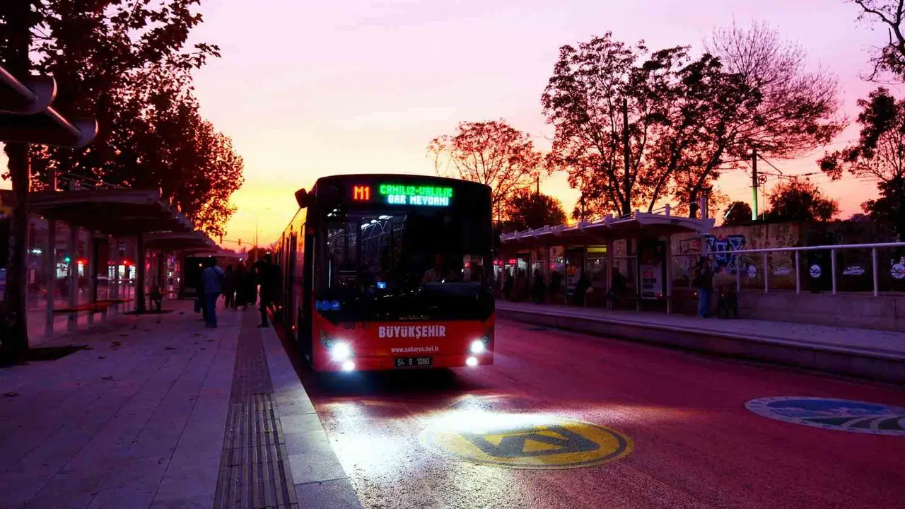 Sakarya’da ulaşımda gece mesaisi: Metrobüs seferlerine yeni düzenleme geldi