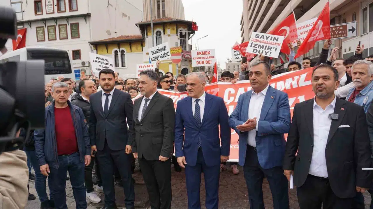 Kemeraltı’nda kepenkler otopark krizi için indi: Esnaf çözüm için belediye kapısına dayandı