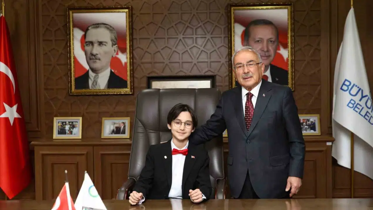 Başkanlık koltuğunda 23 Nisan heyecanı: Minik Dağhan'ın ilk icraatı okul bahçeleri oldu