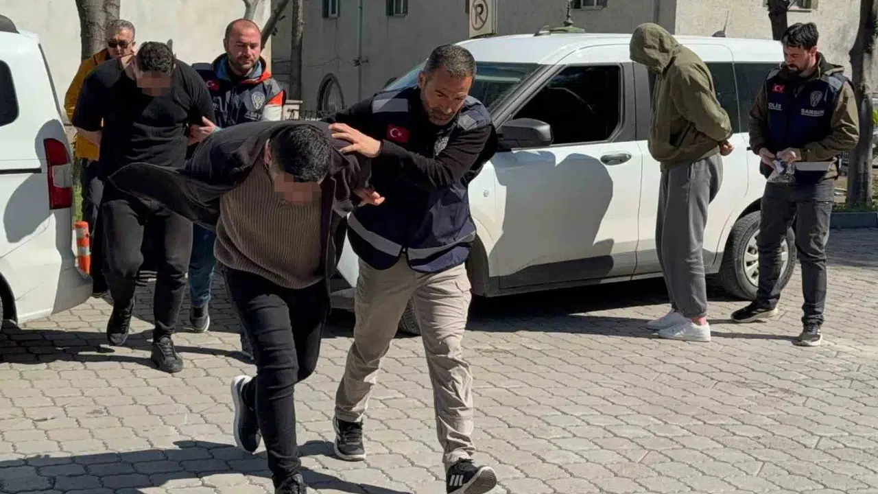 Masaj salonu görünümlü fuhuş yuvasına baskın: 3 ki…