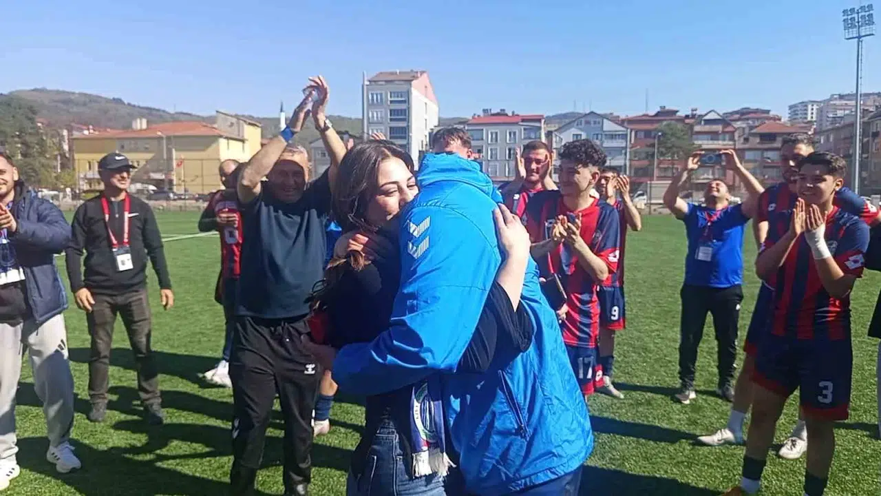 Sahada çifte zafer: Gollerini attı, tribünlerin önünde hayatının imzasını attırdı