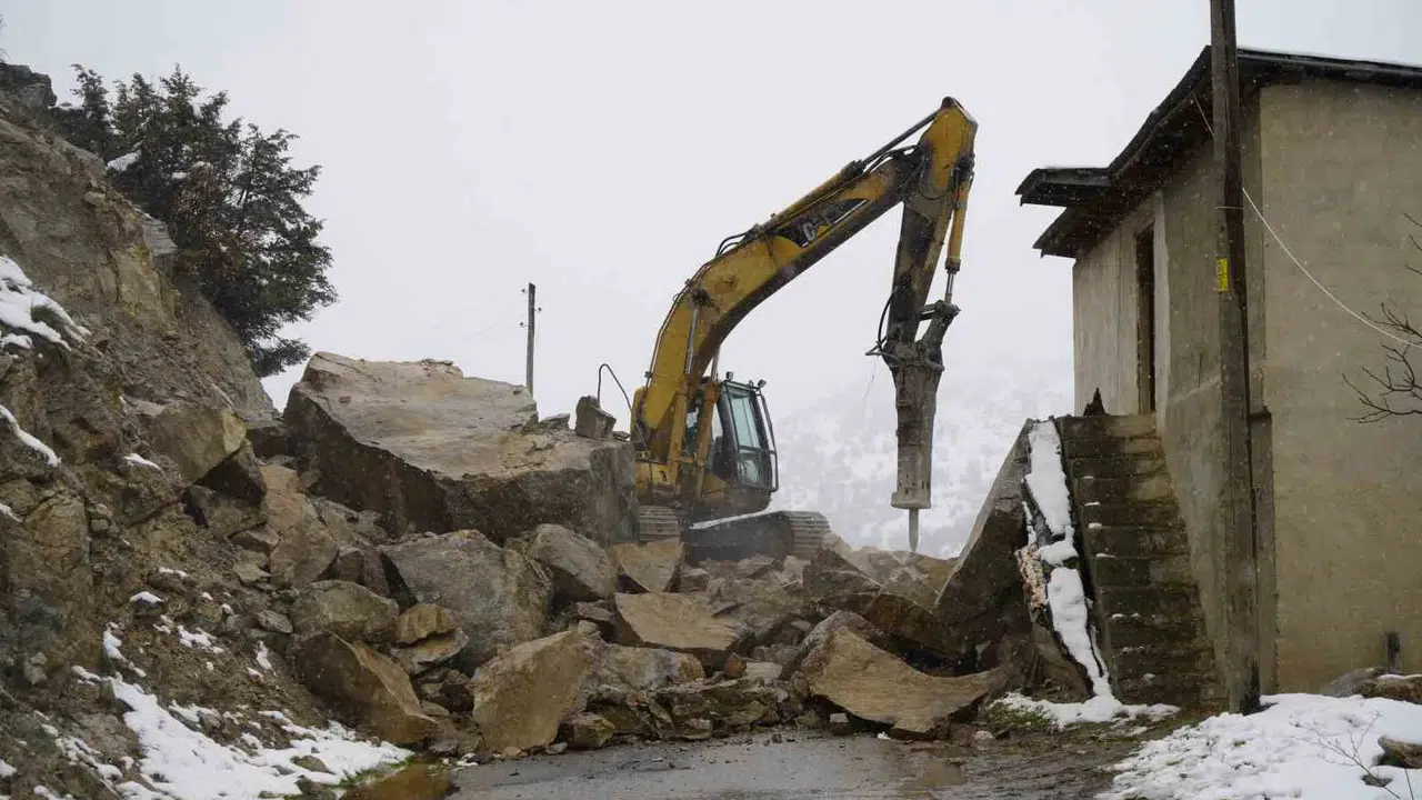 Gümüşhane’de korku dolu gece: Dağdan kopan dev kayalar ahırı yerle bir etti