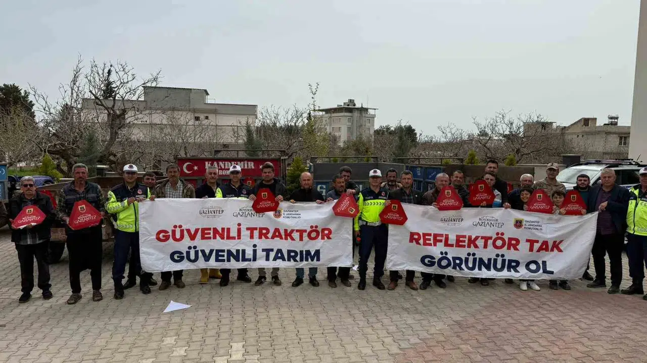 Gaziantep'te yollara güvenlik dokunuşu: 300 traktöre reflektör takıldı, kazalara karşı kalkan oluşturuldu