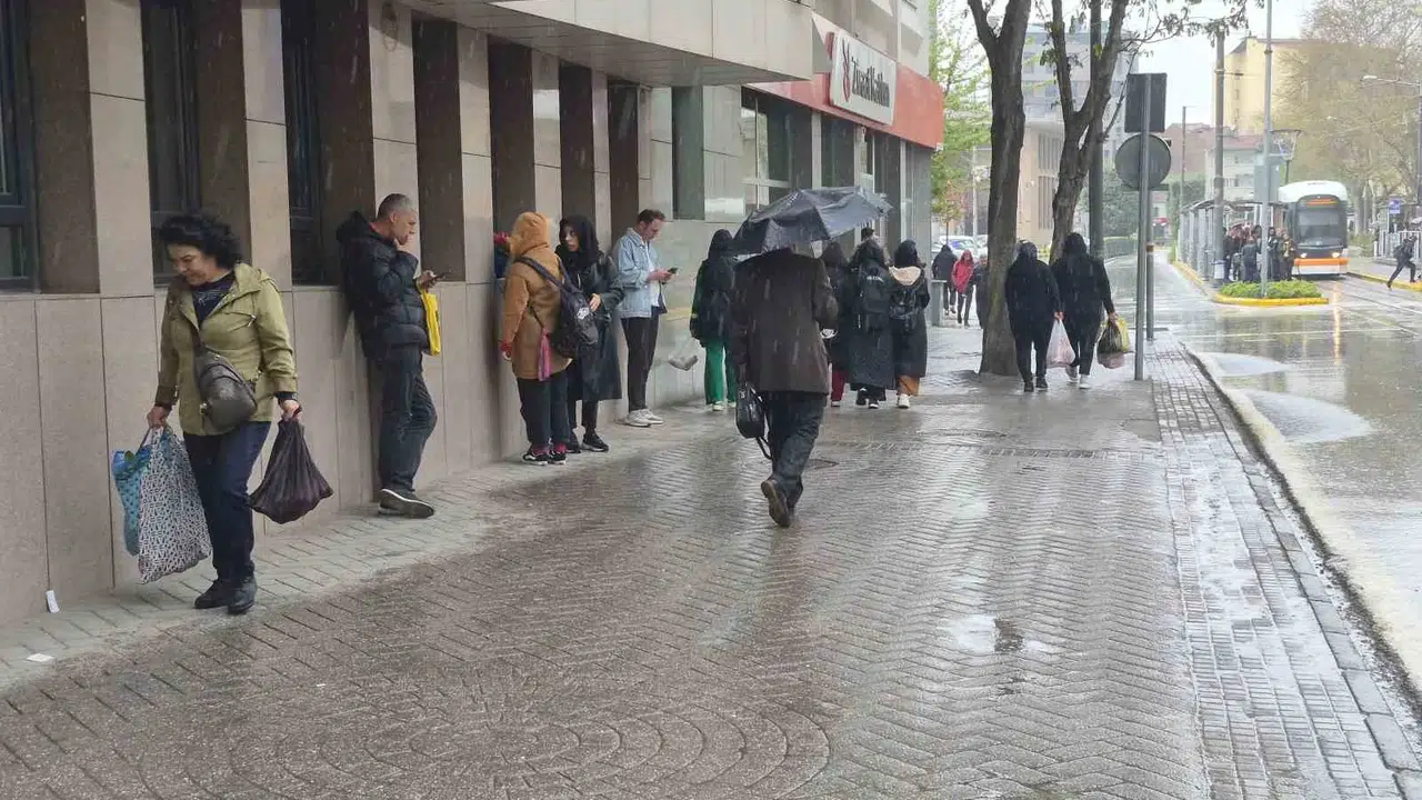 Eskişehir'de gökyüzü bir anda karardı: Hazırlıksız yakalananlar çareyi kaçmakta buldu