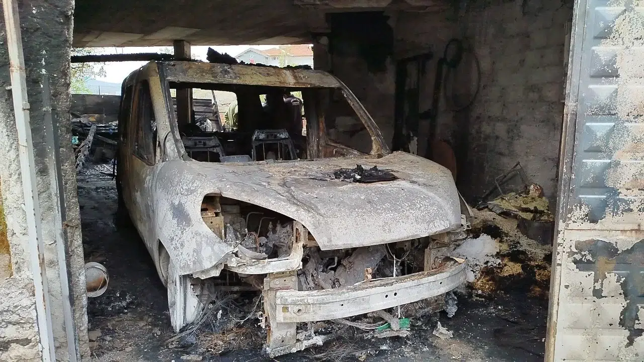 Gece yarısı gelen alevler kabusa dönüştü: Garajdaki araçlar küle döndü, can dostlar kurtarılamadı