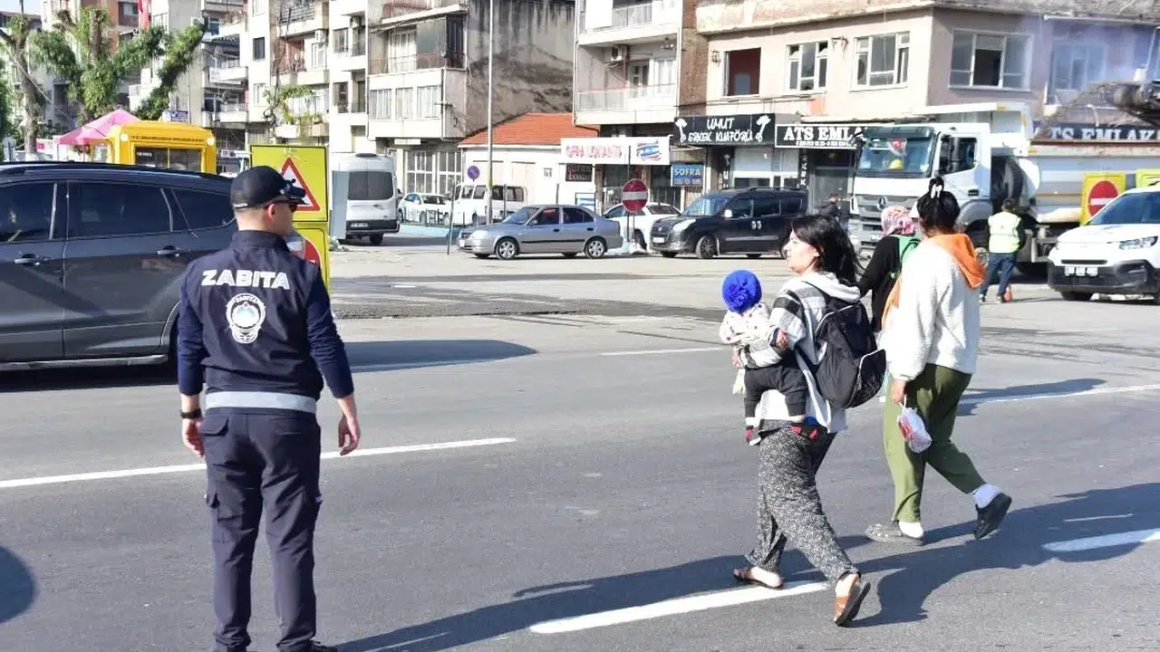 İncirliova’da pazar mesaisi: Zabıta ekipleri hem sürücülerin hem yayaların imdadına yetişti