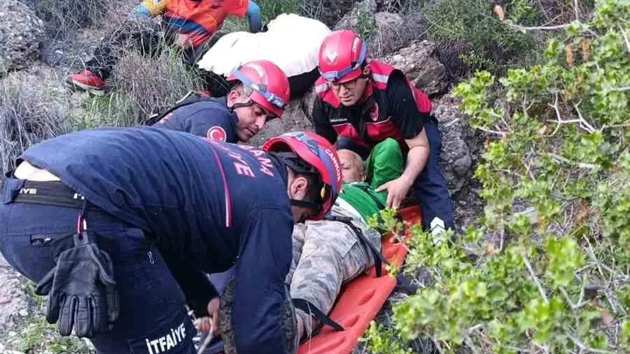Adana'da gökyüzü keyfi kabusa döndü: Rüzgarlı Tepe'de ağaçlara takılı kaldı