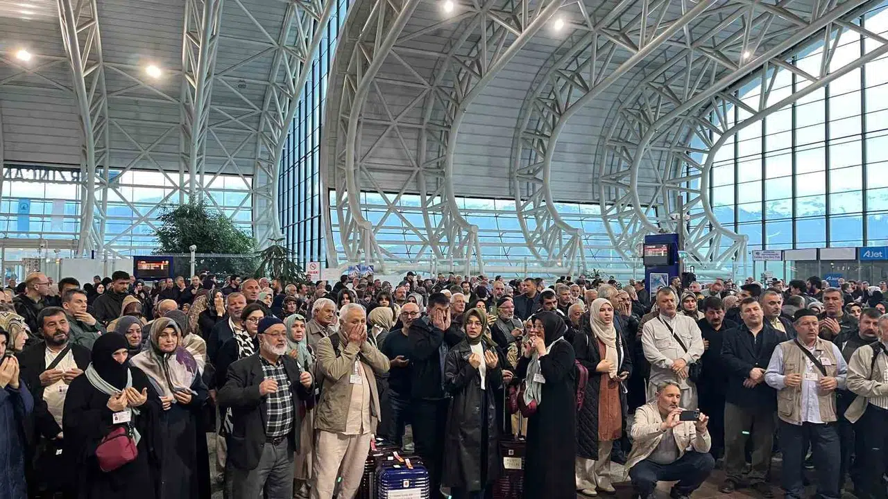 Erzincan’da duygu dolu anlar: 192 hacı adayı dualarla kutsal topraklara uğurlandı