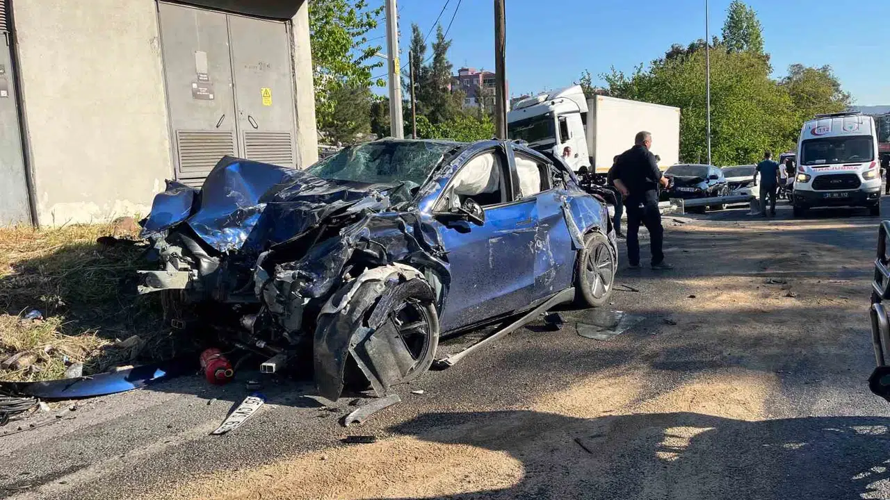 İzmir’de dehşet anları: Freni boşalan tır ortalığı savaş alanına çevirdi, 3 can kaybı