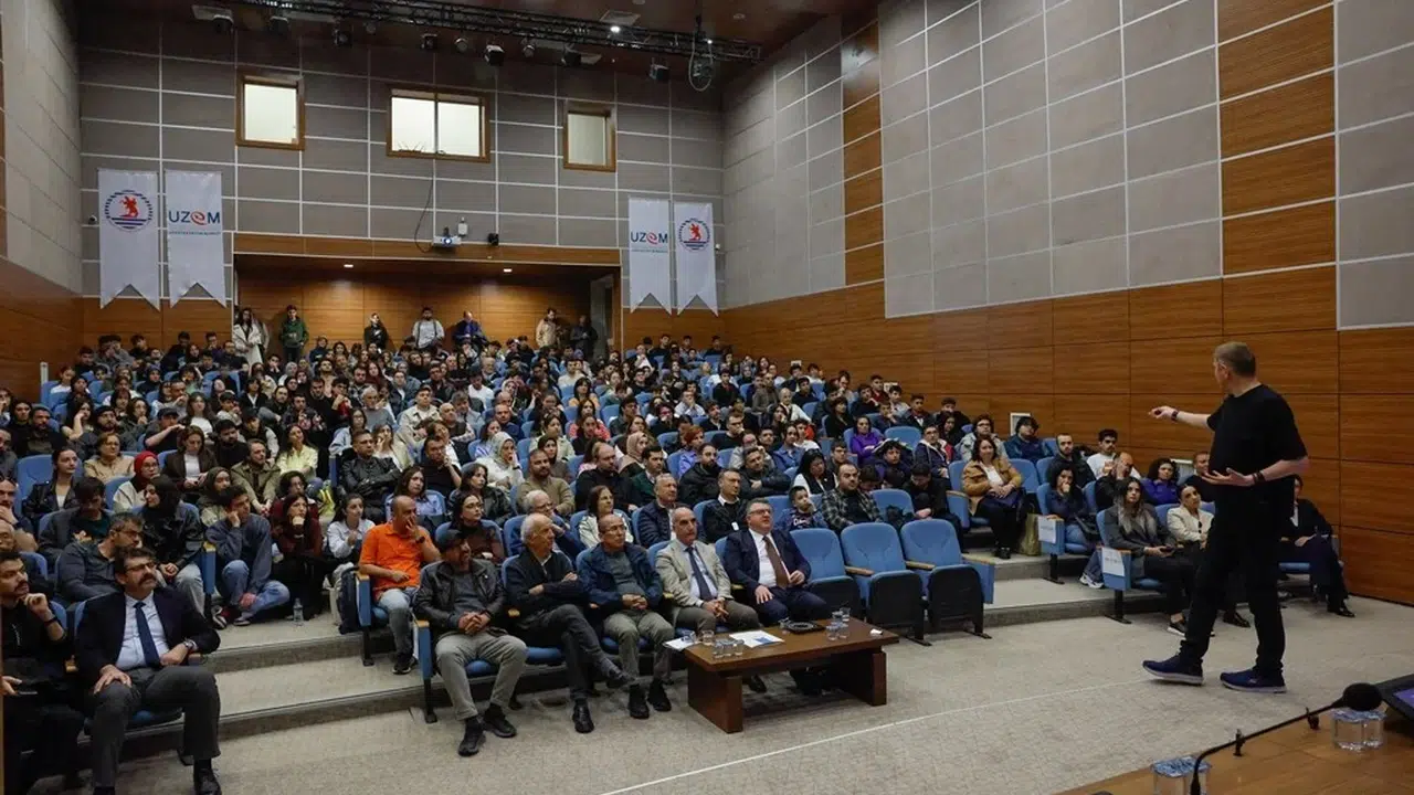 NASA’nın derin uzay uzmanı OMÜ’de: Evrenin bilinmezlerine ışık tuttu