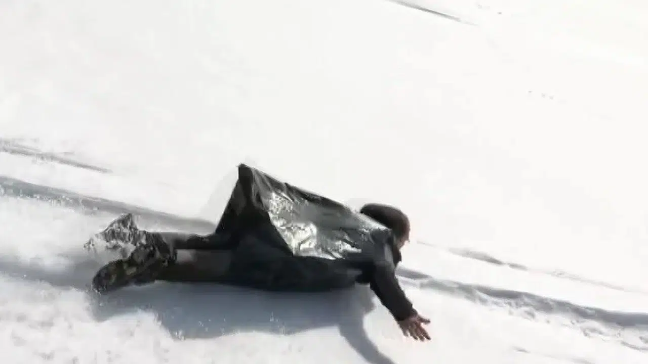 Kayak merkezlerine servet ödemeye gerek yok: Dağcıların çöp poşetli kar keyfi sosyal medyayı salladı