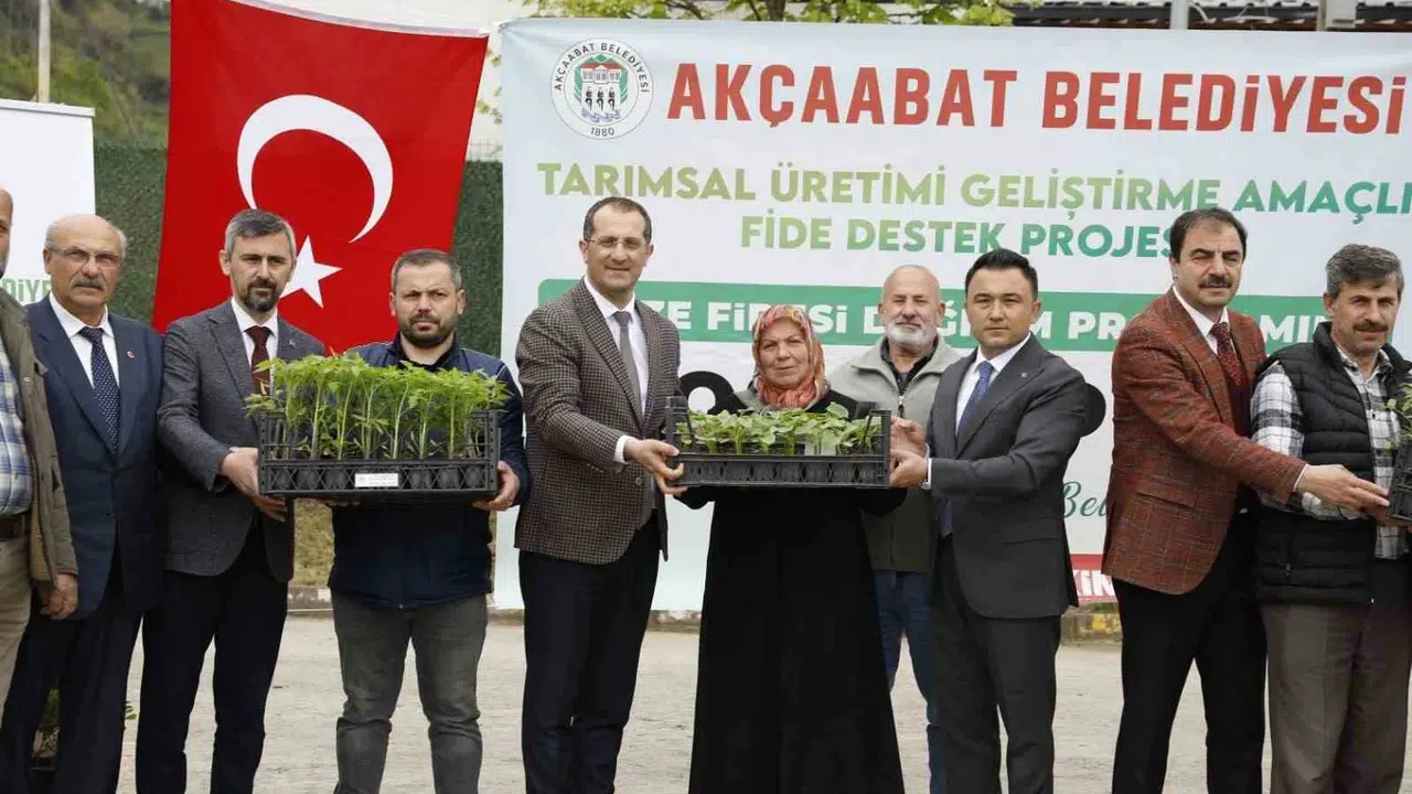 Akçaabat’ta toprak berekete dönüştü: Belediye 25 bin fideyle çiftçinin yüzünü güldürdü