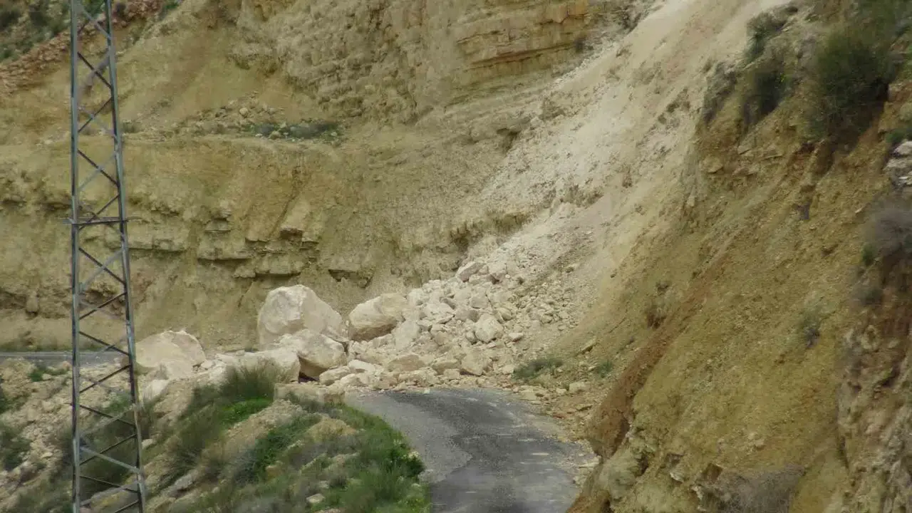 Gercüş’te korku dolu anlar: Dev kayalar yolu yuttu, köy dünyadan izole oldu