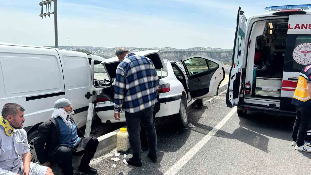 Besni yolunda dehşet anları: Kavşakta meydana gelen kazada 4 kişi yaralandı