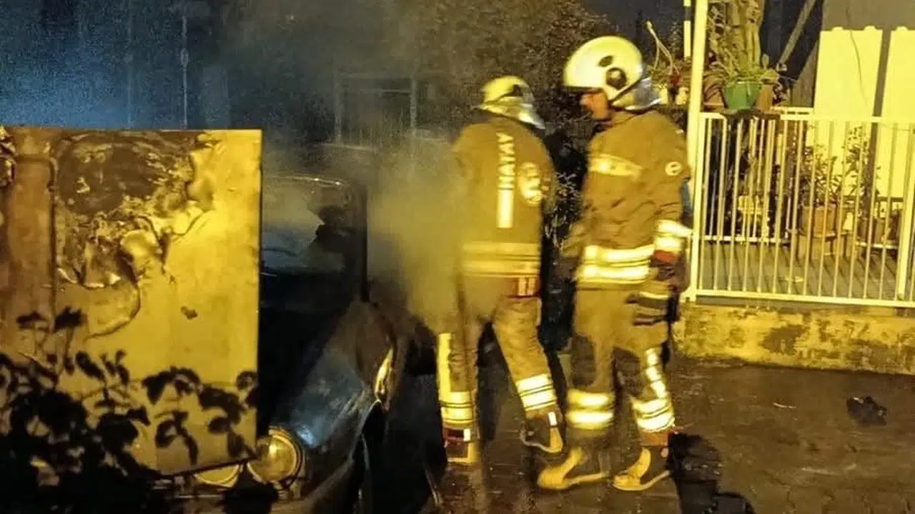 Dörtyol’da korkutan anlar: Park halindeki otomobil alevlere teslim oldu