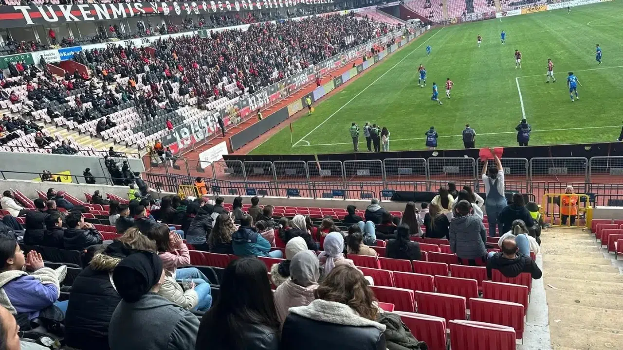 Tribünlerin coşkusu çocukların yüzünü güldürdü: Bozüyük’te unutulmaz bir gün