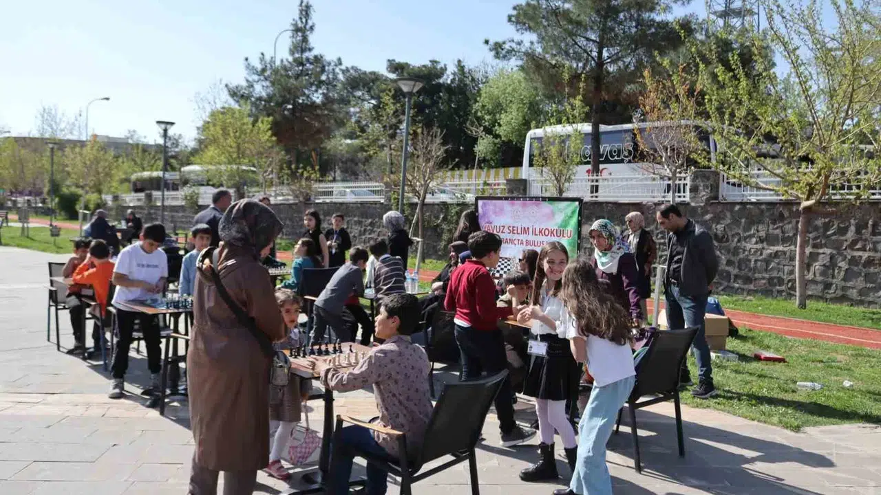 Siverek’te hamleler havada uçuştu: Parka kurulan satranç masaları her yaştan vatandaşı buluşturdu