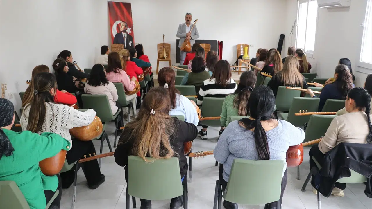 Depremin izlerini notalarla siliyor: Hataylı kadınlar Halil öğretmenin bağlamasıyla hayata tutunuyor