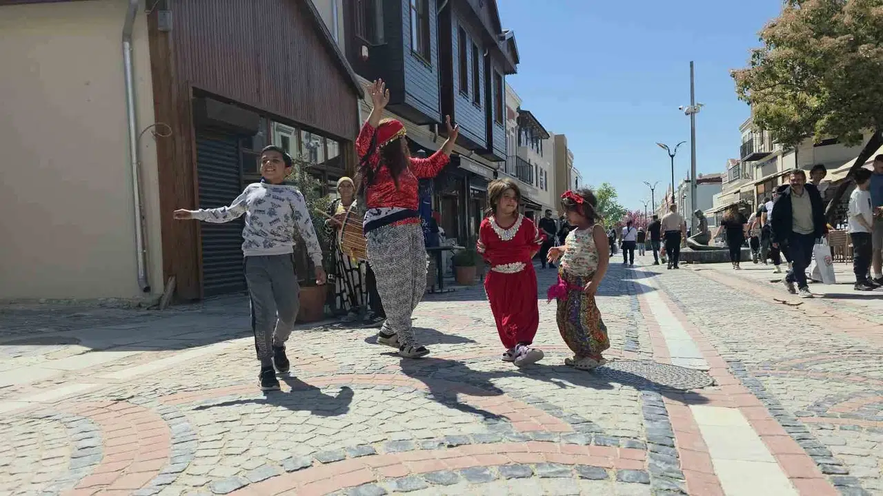 Edirne sokakları 9/8’lik ritimlerle inledi: Romanlardan şehre renkli Kakava daveti