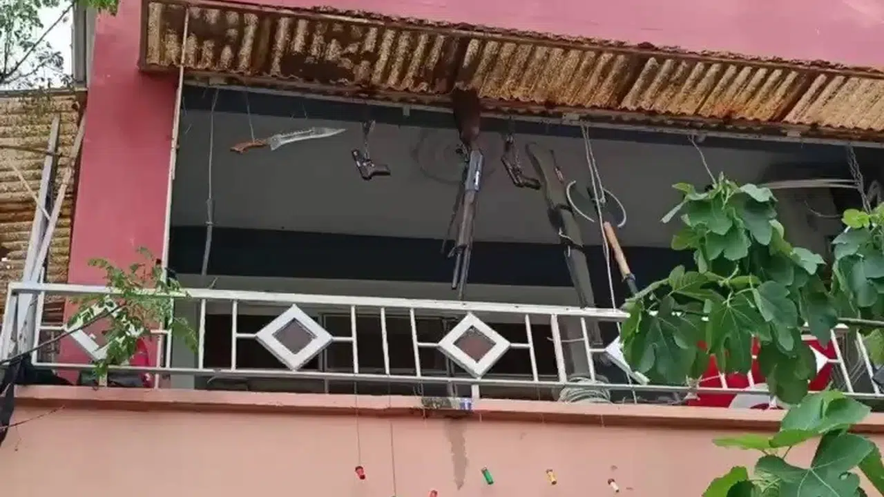 Balkonu cephaneliğe çevirdi: Çamaşır yerine tüfek ve kılıç astı