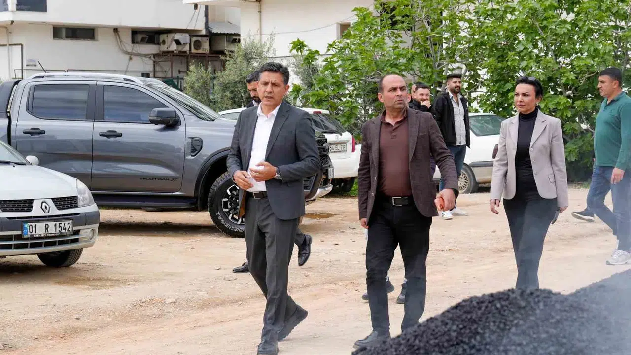 Kozan’da asfalt seferberliği: Yollar artık  evladiyelik  olacak