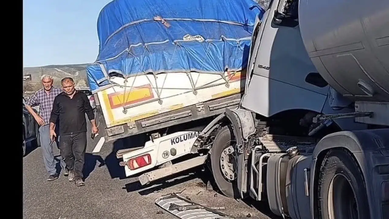 Bozüyük yolunda tır dehşeti: Arkadan çarptı, hurdaya dönen araçta sıkıştı