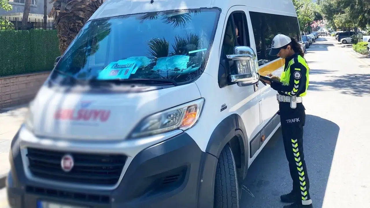 Manisa'da okul önlerinde sıkı takip: Kuralları hiçe sayan sürücülere geçit yok