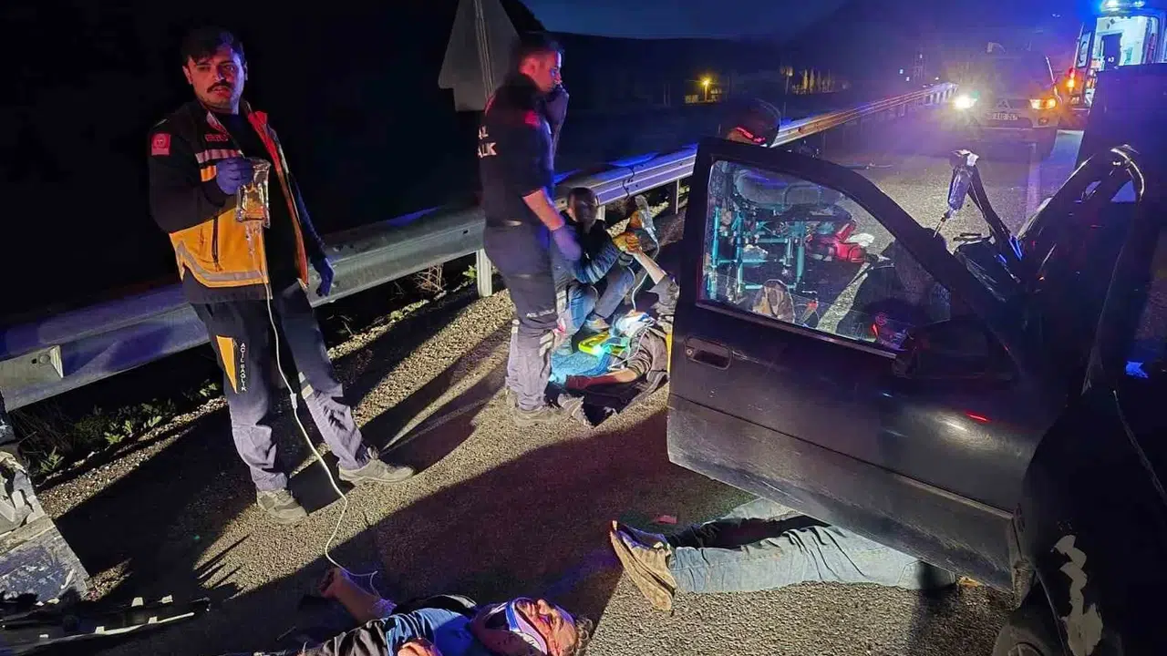 Van yolunda can pazarı: Kaçak göçmenleri taşıyan otomobil hurdaya döndü