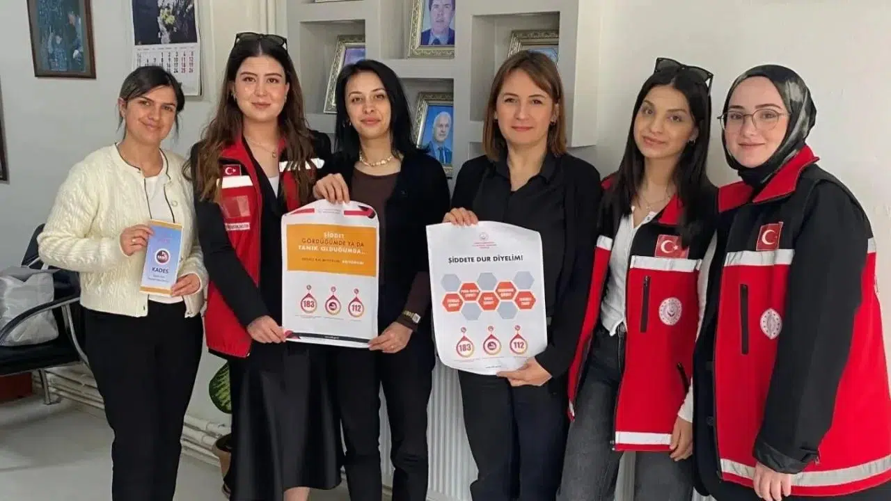 Sinop'ta stajyer öğrencilerden anlamlı dokunuş: Esnafı kapı kapı dolaşıp şiddete karşı uyardılar