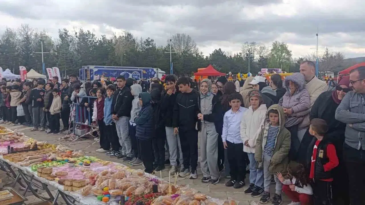 Beyşehir’de lezzet rüzgarları esti: 23 Nisan coşkusu gastronomiyle birleşti