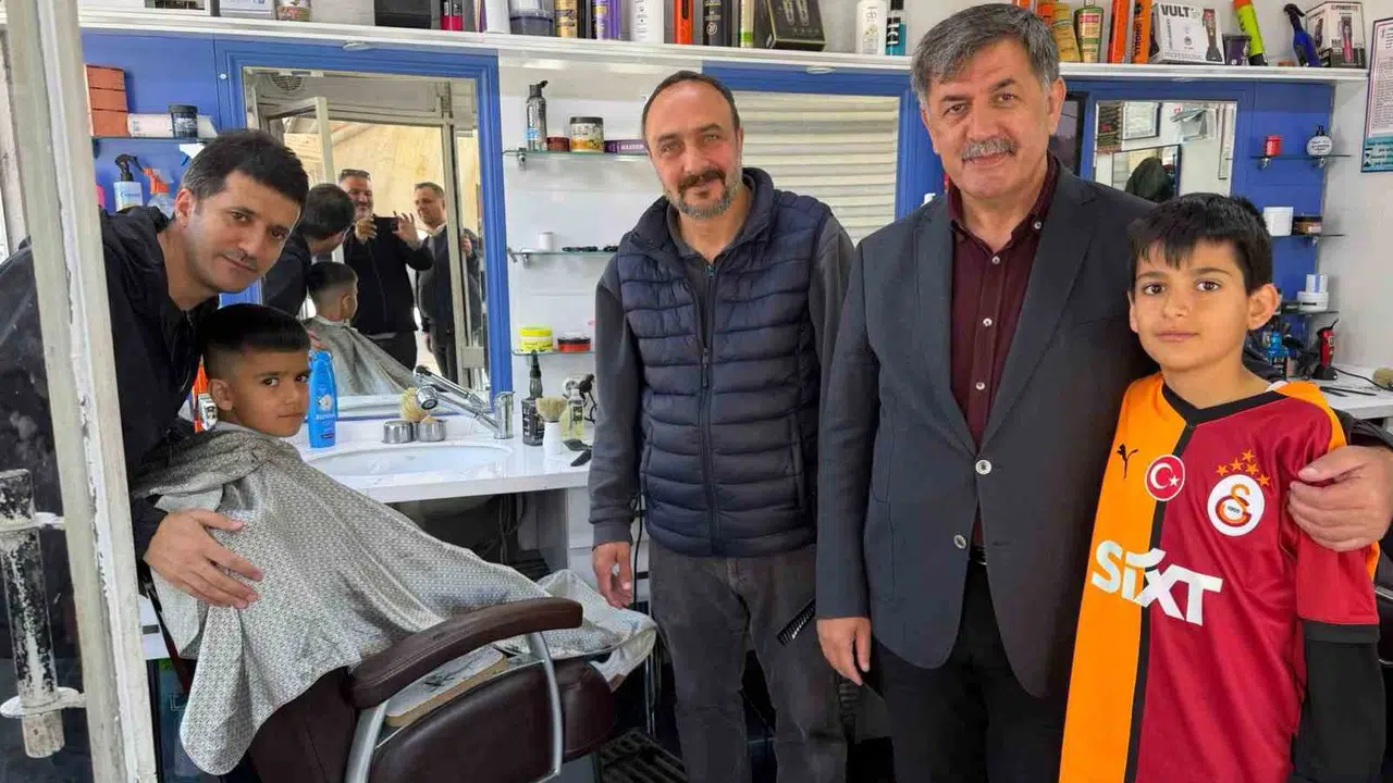 Erzincan’da makam odasının kapılarını sokağa taşıdı: Başkan Aksun’un mesaisi sahada geçiyor