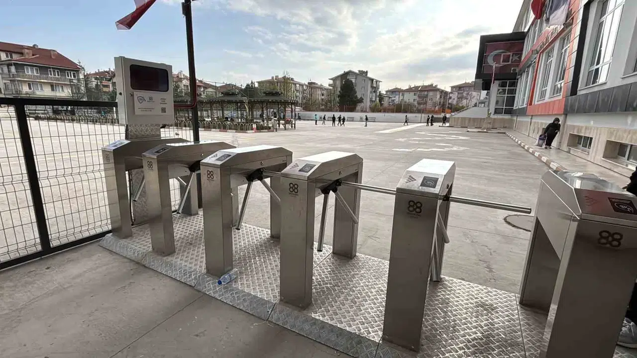 Artık gözleri arkada kalmıyor: Bolu'daki okulda turnike devri başladı