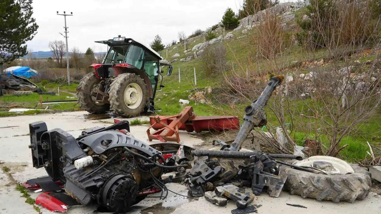 Kastamonu'da dehşet anları: Çarpışmanın şiddeti traktörü ortadan ikiye ayırdı