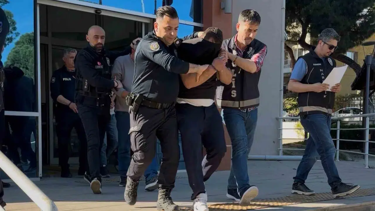 Bayındır’da şafak vakti zehir tacirlerine darbe: 4 kişi demir parmaklıklar ardında
