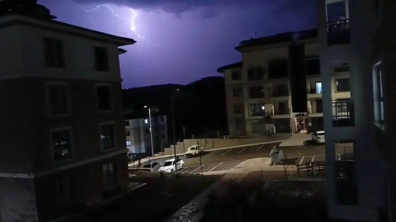 Adıyaman’da gökyüzü adeta alev aldı: Şimşekler geceyi gündüze çevirdi