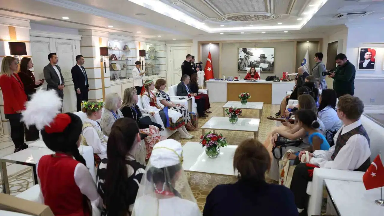 Antalya’da dünya çocukları buluştu: Başkan Vekili Özdemir minik misafirlerini ağırladı